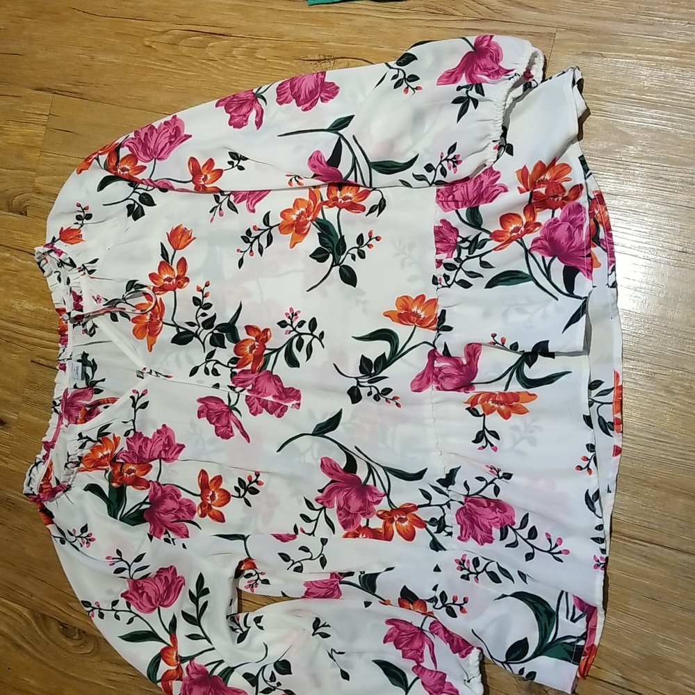Old Navy creamy white floral top tie neck ruffle bottom like new condition sz XL